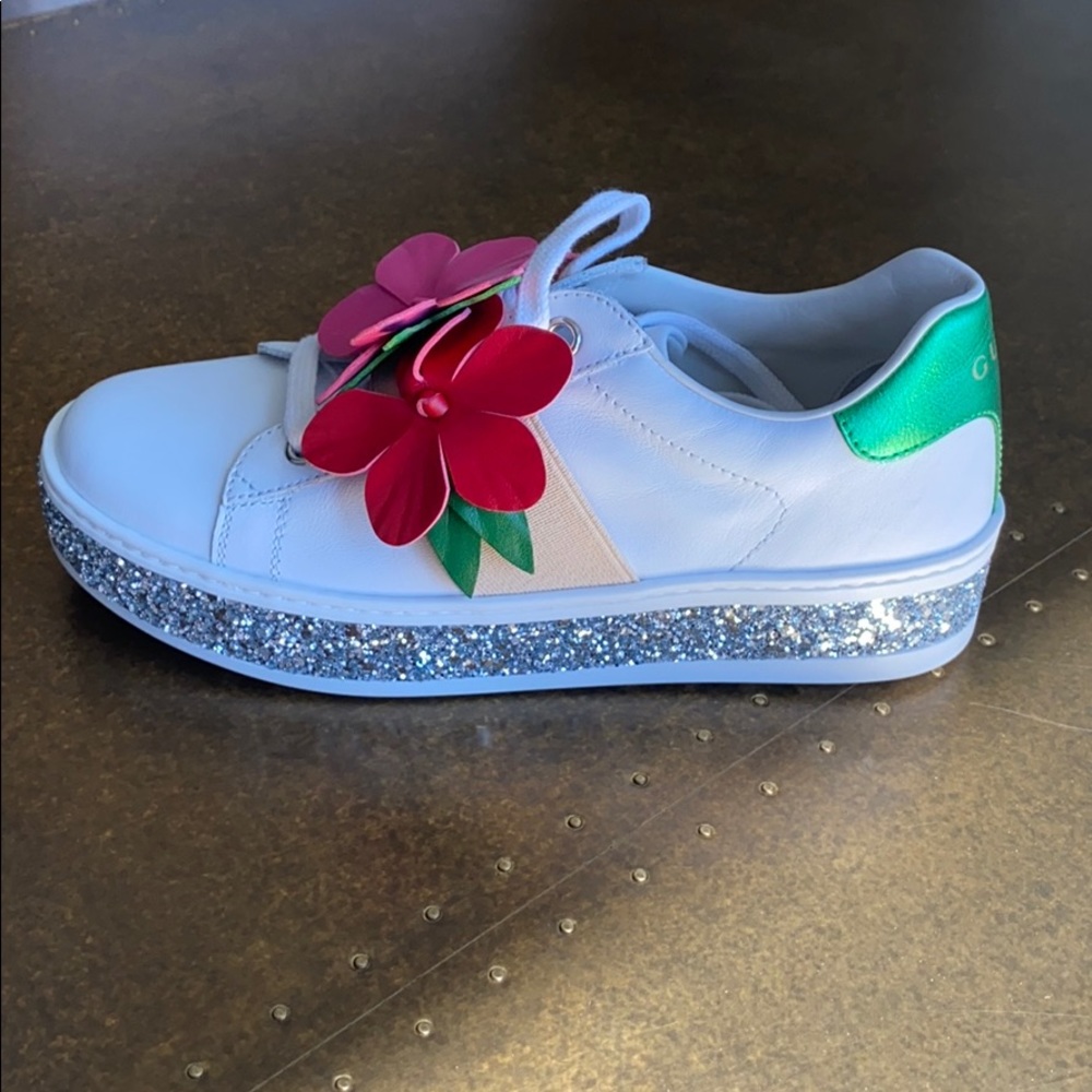 AUTHENTIC GUCCI Girls sz 33 Leather Flower shoes